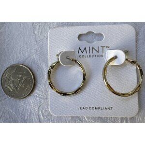 Mint Textured Goldtone Etched Hoop Earrings 1" Snap Classic NEW